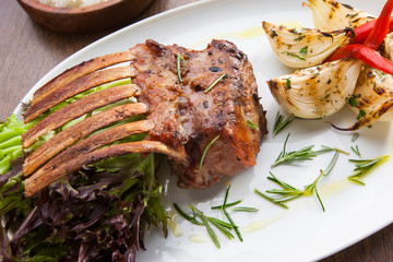 churrasco de carré de cordeiro com acompanhamentos