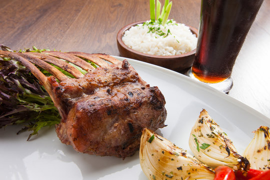 churrasco de carr&eacute; de cordeiro com acompanhamentos