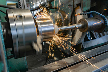Face grinding of the part on the machine, corundum stone.