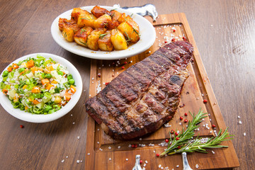 churrasco de T-bone com acompanhamentos
