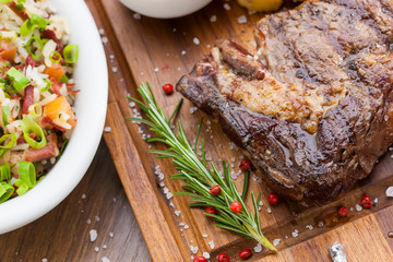 churrasco de bife de chorizo em tábua de madeira com alecrim, carne selecionada