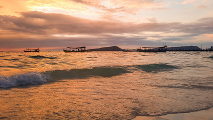 Obraz premium The sunrise from Koh Rong Samloem, Cambodia