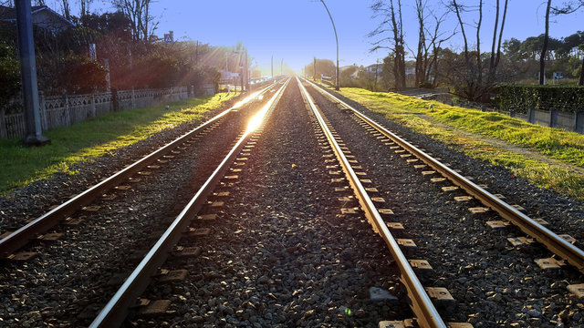 Fotografische Aufnahme zwischen den Gleisen. Frankreich.