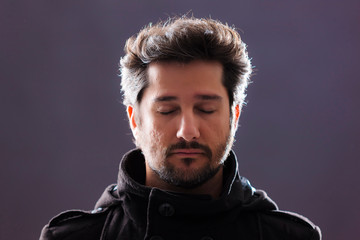 homem charmoso fazendo poses em fotos de estúdio