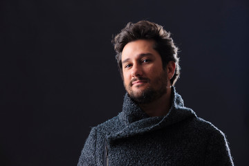 Fototapeta premium homem charmoso olhando para câmera em fotos de estúdio