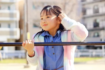子供　女　受験生　遊び　鉄棒　