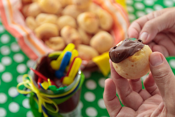 mão com pão de queijo recheado com chocolate e queijo da Serra da Canastra, Minas Gerais, Brasil
