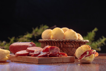 pão de queijo com linguiça calabresa e queijo da Serra da Canastra, Minas Gerais, Brasil