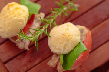 pão de queijo com carne de porco e cebola
