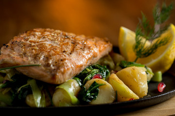Salmon fillet with gratinated potatoes, leek and spinach