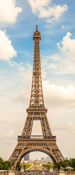 Naklejki The Eiffel Tower in Paris on a beautiful summer day 