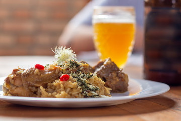 prato de frango com flores e cerveja na Serra da Canastra, Minas Gerais, Brasil
