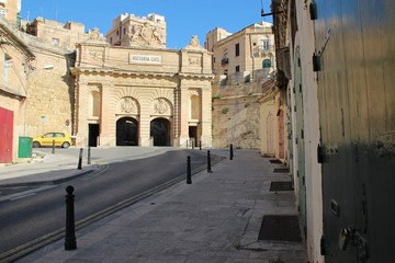 Fototapeta na wymiar street and victoria gate in valletta (malta)