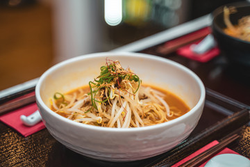 Ramen Nudeln Suppe Essen mit Chicken Hähnchen
