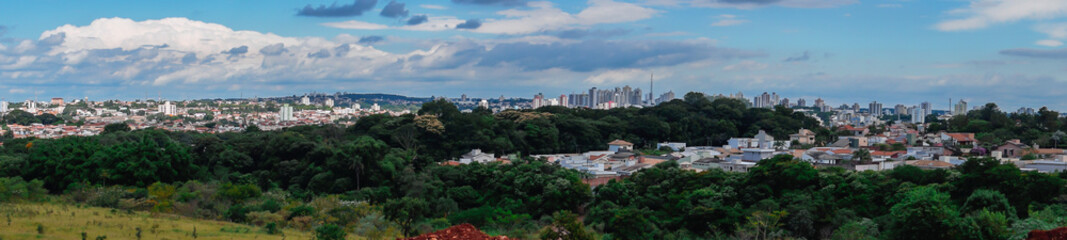 Fototapeta na wymiar Panorâmica de horizonte, cidade, céu e vegetação