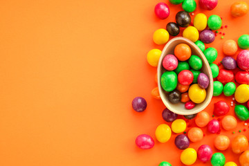 Obraz premium chocolate egg and candy Happy easter decor. menu concept background. top view. copy space