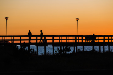 casal no deck porto de Punta del Este, Uruguai