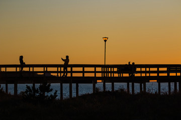 Naklejka na ściany i meble casal fotografando no deck porto de Punta del Este, Uruguai