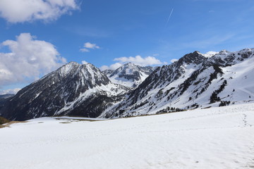Fototapeta na wymiar Paisaje de alta montaña en invierno