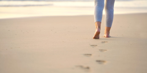 barfuß am Strand spazieren