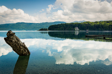 Walchensee mit Wolken und Bootshütte - obrazy, fototapety, plakaty