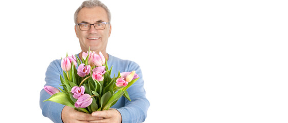 lachender mann mit Tulpenstrauss