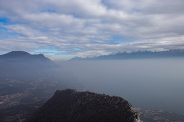Obraz premium nebbia sul lago di Garda