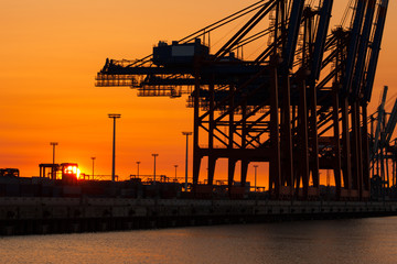 Containerterminal im Sonnenuntergang