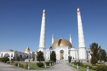 Fototapeta na wymiar View of the Grand Mosque, Ashgabat, Turkmenistan