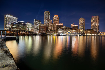 Obraz premium Downtown city view of Boston Massachusetts looking of the riverfront harbor at night