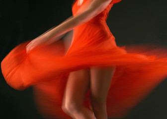 Danseuse flamenco robe rouge mouvement