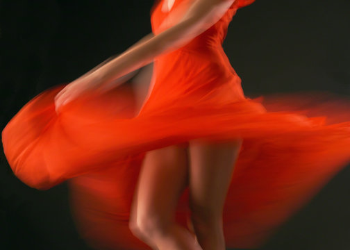 Danseuse flamenco robe rouge mouvement