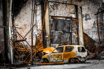 Spalony budynek i samochód