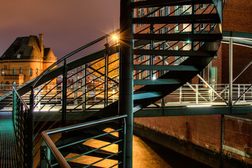 Wendeltreppe in der Hamburger Speicherstadt bei Nacht
