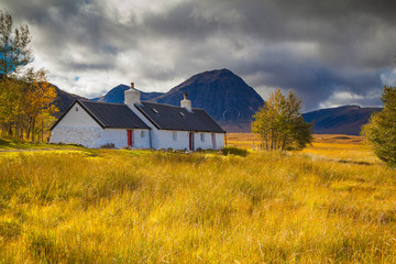 White cottage in the Scottish Highlands © hardyuno