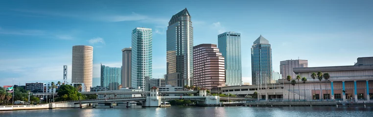 Poster Downtown City Panoramablick auf die Skyline von Tampa Florida USA mit Blick auf die Hillsborough Bay und den Riverwalk © Aevan