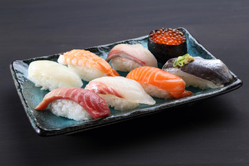 和皿に盛り付けたにぎり鮨