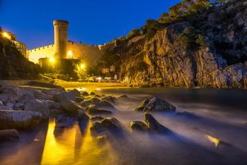Torre y muralla del pueblo marítimo de Tossa de Mar de la Costa Brava de noche (Cataluña, España)