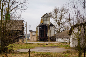 Fototapeta na wymiar abandoned farm, rusty iron, abandoned grain barn