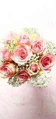 Obraz na płótnie Canvas Bouquet di rose rosa con spazio libero per il testo. Sfondo per la cartolina. Vista dall'alto.