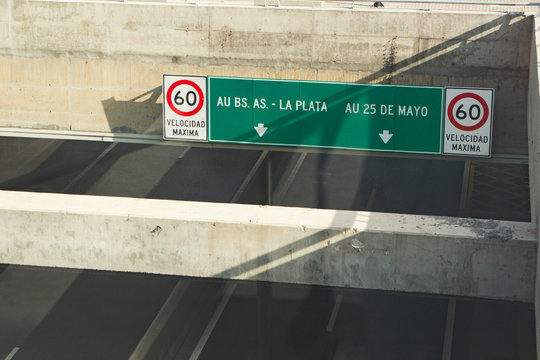 Paseo del Bajo. Autopista en trinchera para camiones y buses, ubicada en Buenos Aires, une el Norte con el Sur.