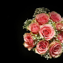 Obraz na płótnie Canvas Bellissimo bouquet di rose rosa su sfondo scuro. Vista dall'alto.
