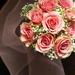 Bellissimo bouquet di rose rosa su sfondo scuro. Vista dall'alto.