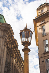 Fototapeta na wymiar Farol dorado entre dos edificios históricos en la Ciudad de Buenos Aires, Argentina.
