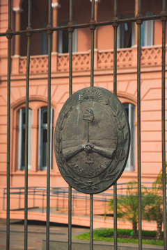 Escudo de la Naci&oacute;n Argentina en la entrada de la Casa de Gobierno "Casa rosada".