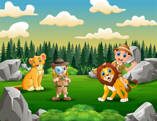 Obraz na płótnie Canvas Zookeeper boys and lions in the park zoo