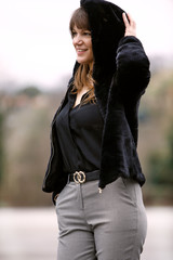 ragazza con cappuccio nero