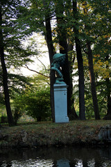 blick auf eine statue im park in Dresden Sachsen Deutschland