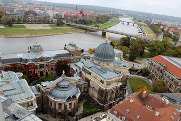 blick von oben auf ein historisches gebäude in Dresden Sachsen Deutschland