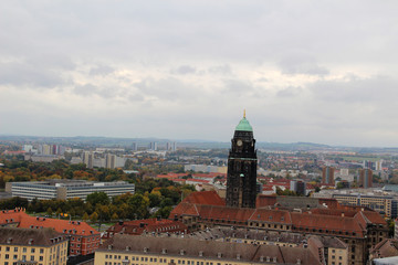 nahansicht auf den kirchturm und blick von oben auf Dresden Sachsen Deutschland